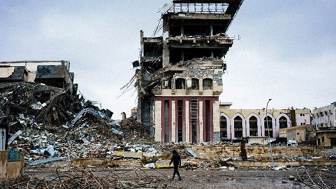 Người đàn ông Iraq bước bên ngoài Đại học Mosul hôm 22/1. Ảnh: AFP