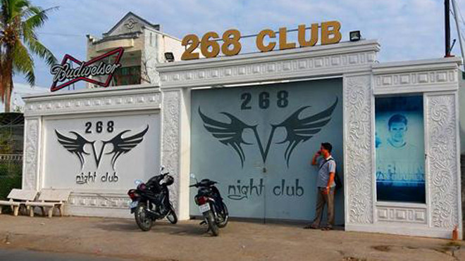 Quán bar nơi hai nghi can đâm chết người. Ảnh. Hồ Nam.