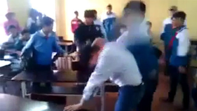 7 học sinh đánh, đạp liên tiếp vào đầu nam sinh Thi (lớp 7A, THCS Nghĩa Trung, Nam Định). Ảnh chụp màn hình.