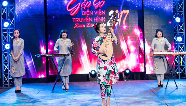 “Ngọc nữ” của Zippo, Mù tạt và Em khoe tài lẻ chơi đàn tỳ bà