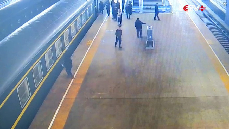 Bé 3 tuổi rơi xuống khe đường ray cách giờ tàu chạy một phút