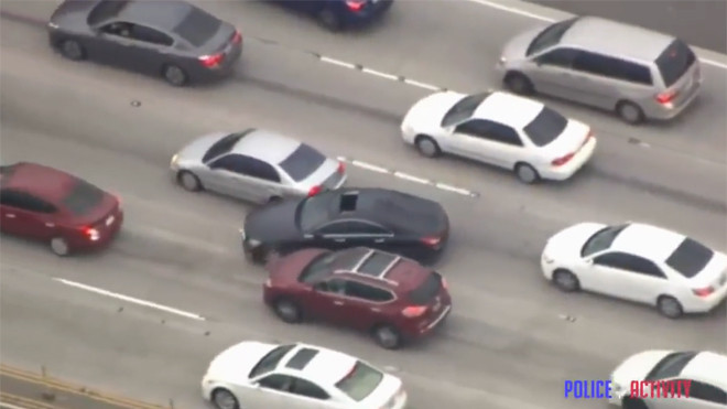 Tài xế Mercedes điên cuồng đâm xe khác chạy trốn cảnh sát