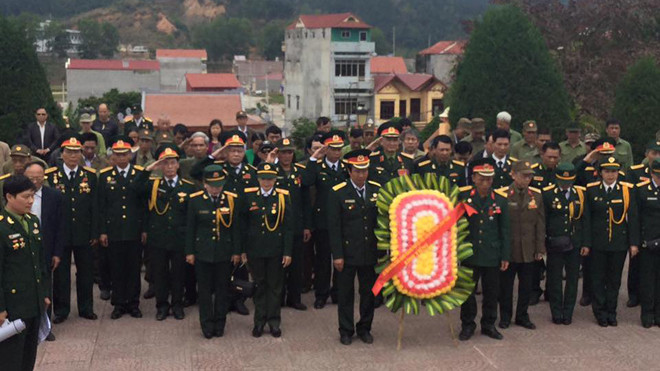 Tâm nhang cho đồng đội đã ngã xuống trong ngày 17/2/1979. Ảnh: Duy Chiến