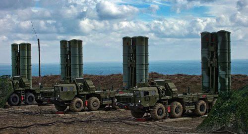 Các xe phóng của tổ hợp S-400 được Nga triển khai tại Crimea. Ảnh: Sputnik.