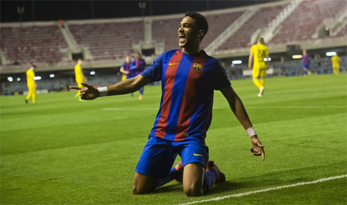 Mboula chia vui sau pha ghi bàn vào lưới Dortmund. Ảnh: FCB.