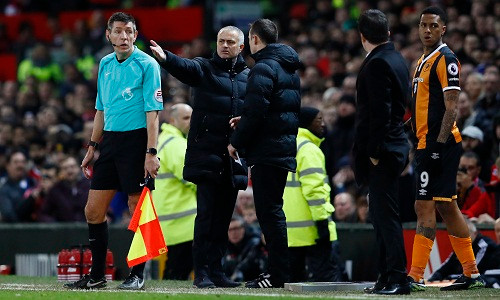 Mourinho không hài lòng về cách các trọng tài đối xử với ông. Ảnh: Reuters.