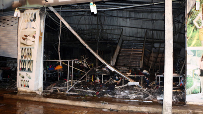 Tòan bộ cửa hàng giày dép 100 m2 bị thiêu rụi. Ảnh: Văn Trăm.