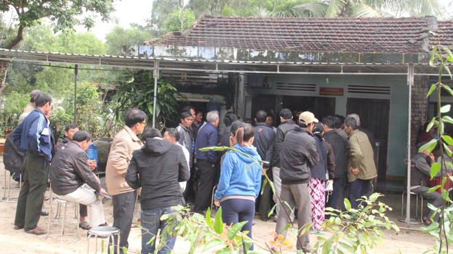 Người dân đến chia buồn cùng gia đình nạn nhân