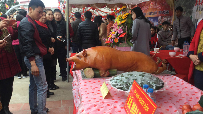 Du khách thích thú với các món đặc sản xứ Lạng