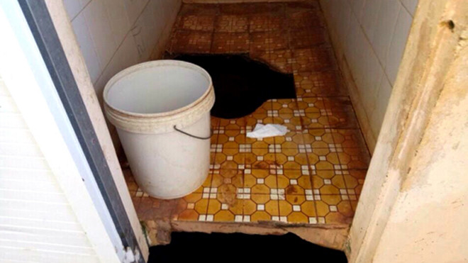 Bồn cầu trong trường mầm non bị sụp xuống hố rộng. Ảnh: Kh.Uyên