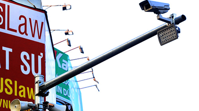 3 cụm loa tuyên truyền được lắp đặt trên cột gắn camera giám sát. Ảnh: Bá Đô