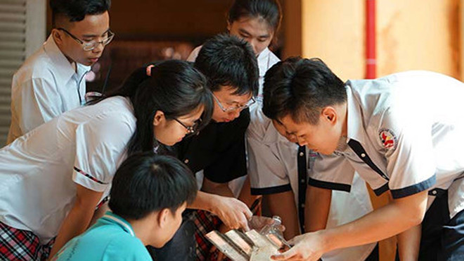 Thầy trò làm phim, chế tạo đèn cho dân dùng