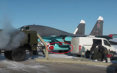 Tổ hợp EPS-14 (khoanh tròn) gắn bên dưới chiếc Su-34. Ảnh: Livejournal.