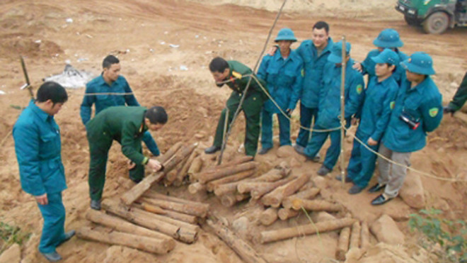 Chỉ huy quân sự huyện thu gom số đạn pháo