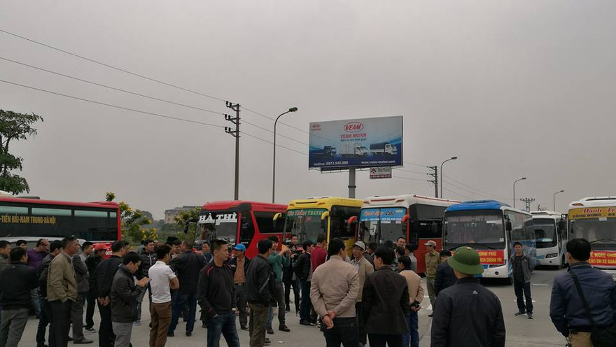 Gần 50 xe khách rồng rắn trên cao tốc phản đối lệnh chuyển bến