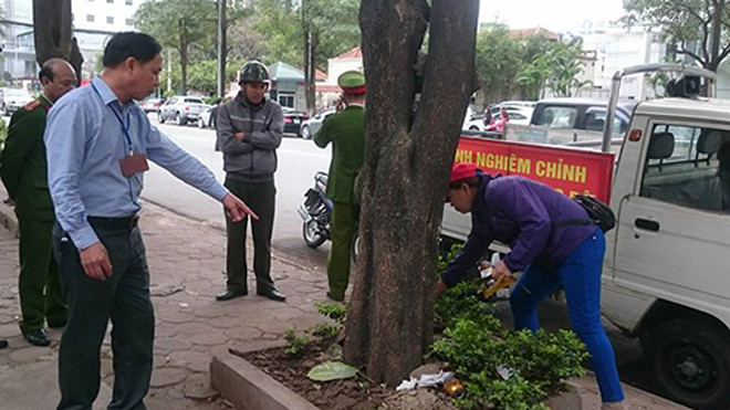Tổ công tác thuộc phường Dịch Vọng Hậu, Cầu Giấy nhắc nhở, yêu cầu các hộ dân kinh doanh buôn bán vỉa hè thu dọn rác thải. Ảnh: Sơn Dương