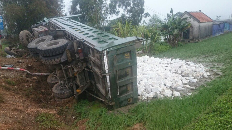 Hai chiếc ô tô bị hư hỏng nặng sau cú va chạm mạnh.