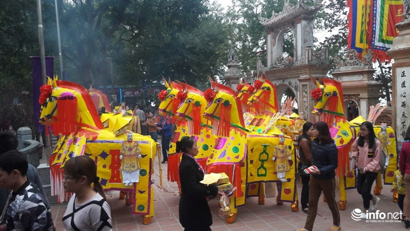 Sáng sớm ngày 05 âm lịch, tại sân đền đã có 20 ông ngựa “khủng” và 05 thuyền rồng được người dân tiến cúng, đặt giữa sân tiền sảnh, làm cho việc vào dâng hương, lễ đền gặp nhiều khó khăn.