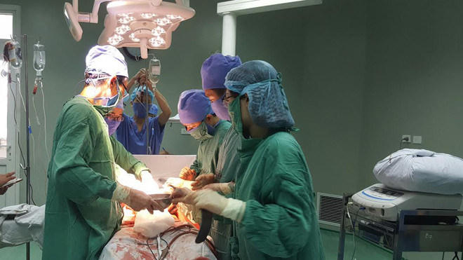 Ông Bảy được cấp cứu nhưng vết thương quá nặng nên tử vong sau đó.