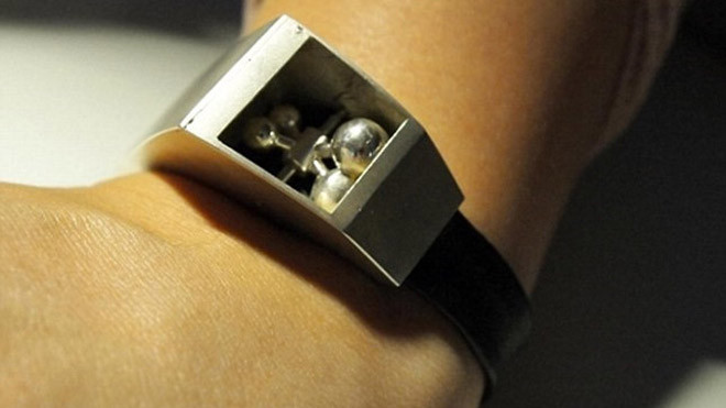 Các hạt sẽ di chuyển theo chuyển động của bé. Ảnh: Daily Mail.