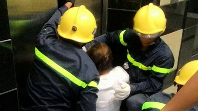 4 người kẹt một giờ trong thang máy siêu thị