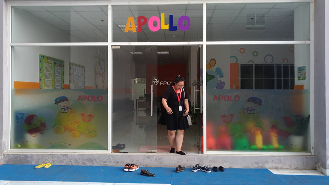 Tạm đình chỉ cơ sở mầm non Apollo, nơi xảy ra hình ảnh hiệu trưởng dốc ngược dọa ném trẻ qua của sổ: