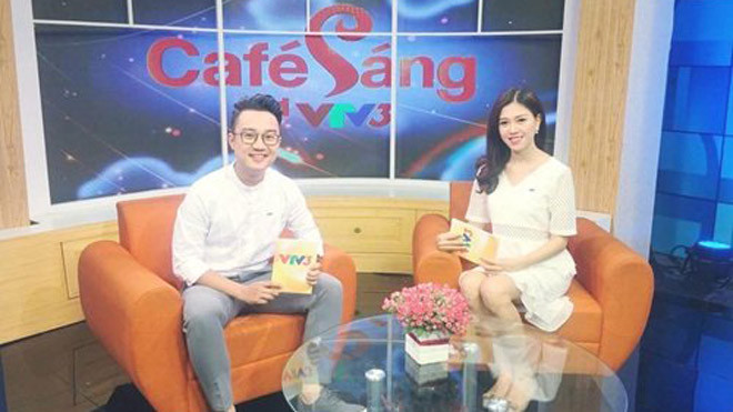 MC Sơn Lâm phối hợp ăn ý với bạn dẫn trong chương trình "Chào buổi sáng"