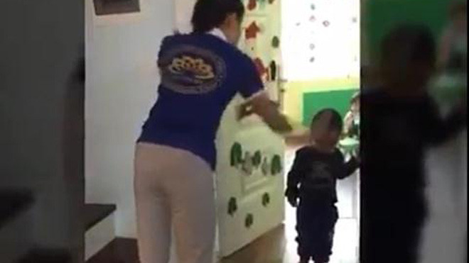 Sốc xem clip cô giáo mầm non cầm dép đánh thẳng vào đầu trẻ