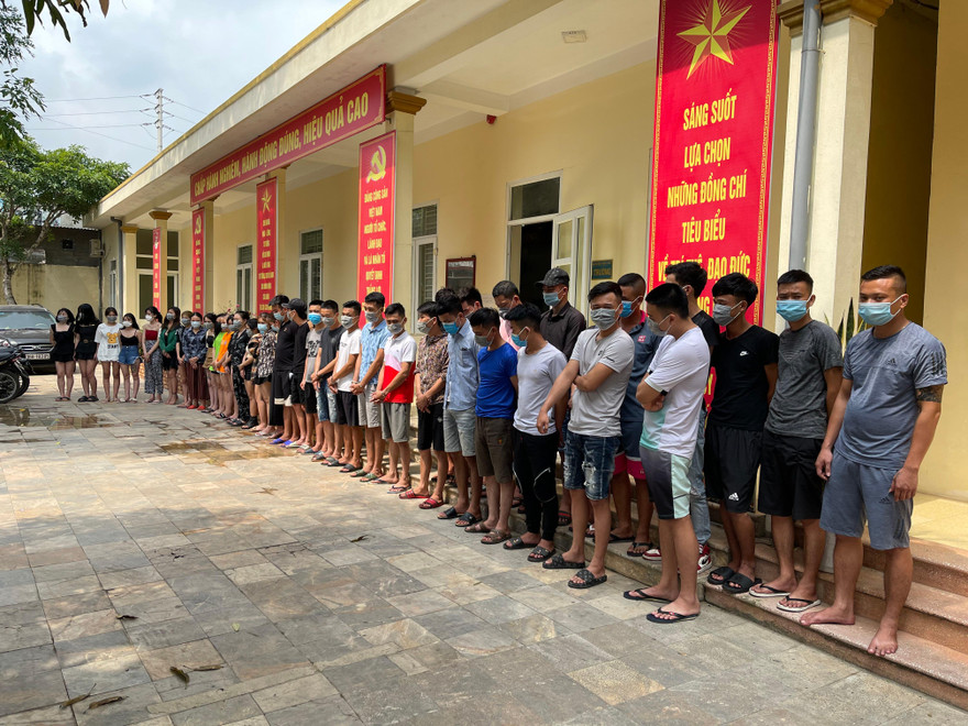 Bắt quả tang 40 dân chơi 'đập đá' trong quán karaoke 