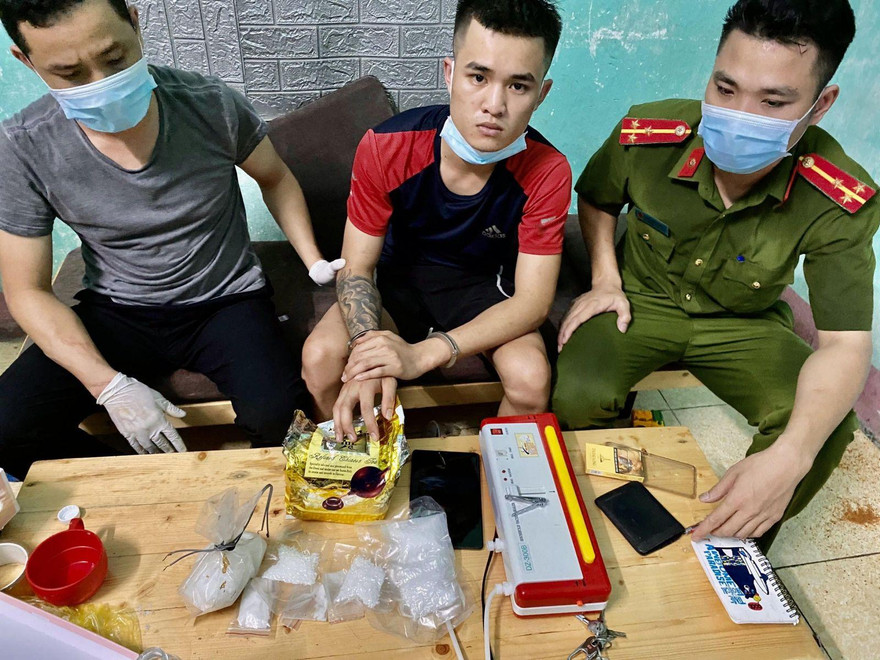 Thả chó dữ tấn công cảnh sát khi bị vây bắt