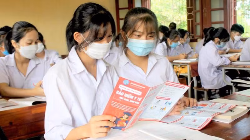 Để bảo vệ sức khỏe thế hệ tương lai, BHXH các địa phương đang nỗ lực để tất cả các em tham gia BHYT đầy đủ.
