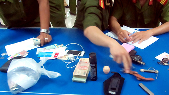 Tang vật của nhóm giang hồ Bình Dương bị thu giữ. Ảnh: Hoàng Trường