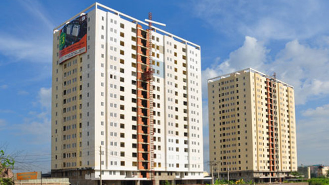 Khách hàng chịu đi xa để mua được nhà đất giá rẻ hơn - Ảnh: Đình Sơn 