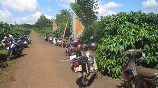 Gia đình đang mai táng cho cháu Mến 