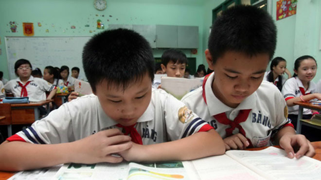 Học sinh lớp tiếng Anh tăng cường. Ở bậc THCS các học sinh này vẫn phải học sách giáo khoa tiếng Anh dành cho người bắt đầu học dù kiến thức đã vượt nội dung trong sách - Ảnh: Đào Ngọc Thạch 