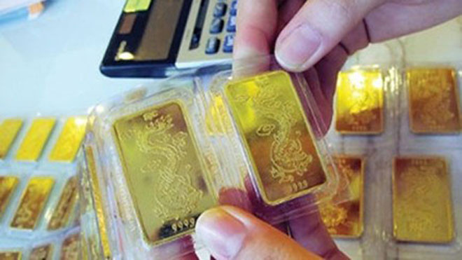 Vàng tiếp tục chịu áp lực giảm, người mua thờ ơ