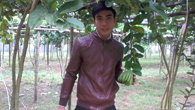 Phạm Văn Xoa bên vườn phật thủ của mình. 