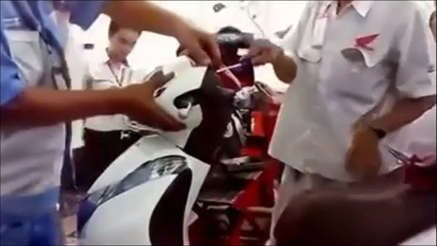 Kinh hãi rắn lục độc nấp trong đầu xe máy SH