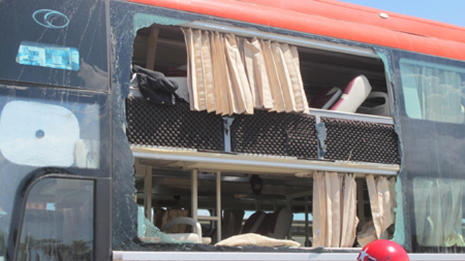 Hiện trường chiếc xe khách bị nổ lớn khiến 3 người bị thương nặng. 