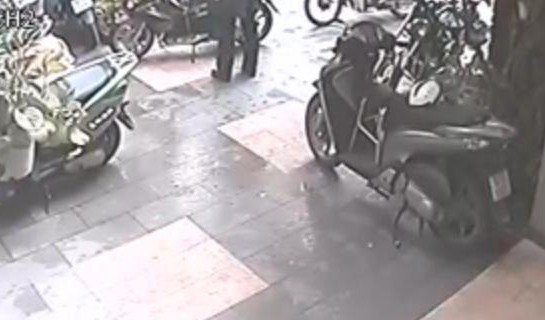 Chiếc xe SH của chủ quán cà phê bị tên trộm giả khách lấy mất. 