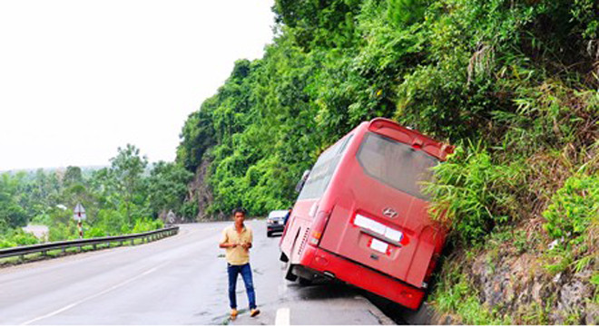 Xe khách giường nằm lao sát vào vách núi lúc rạng sáng 16/9 