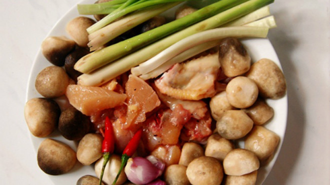 Canh gà nấu nấm giúp người ốm mau lại sức, phòng ngừa cảm cúm. Ảnh: Khánh Ly.