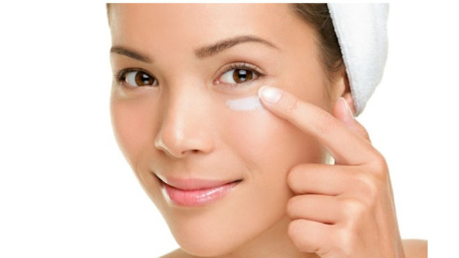 Tuyệt chiêu trị nhăn đuôi mắt.