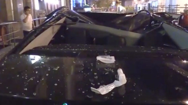 Nóc xe hơi bị bẹp sau cú ngã của người phụ nữ. Ảnh: Life News.