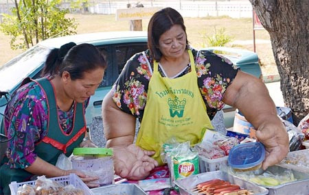 Người phụ nữ có đôi tay khổng lồ ở Thái Lan