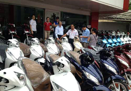 Nhiều đại lý cho hay khách hàng chỉ đông mấy ngày tựu trường, sau đó lại vắng khách