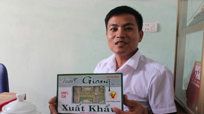 Nguyễn Bách Trường với sản phẩm của mình.