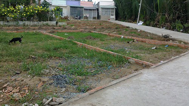 Chỉ cần làm con đường bê-tông, chủ đất chia ra cả chục lô để bán nền.