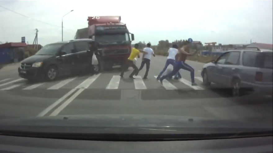 Xe tải mất lái, cán qua nhóm người đi bộ qua đường