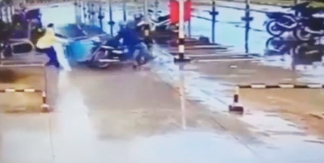 Pha tai nạn hy hữu khi dắt xe